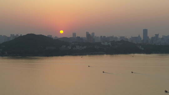 航拍武汉东湖绿道夕阳湖面船