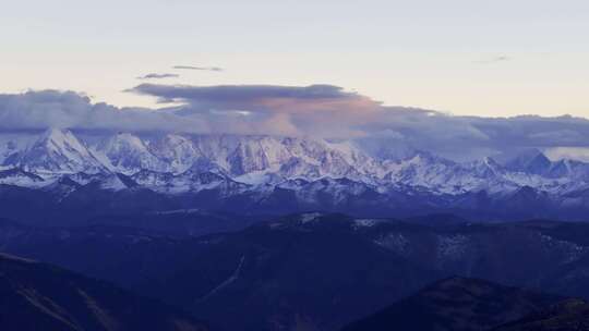 航拍雪山贡嘎雪山