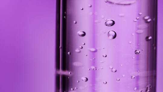 滴管伸进瓶中吸取精华紫色美妆视频素材模板下载