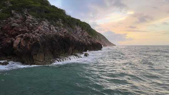 海浪撞击悬崖岩石