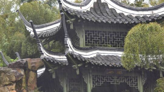 阴天小雨中的亭子雨水降雨竹林雨中古建筑