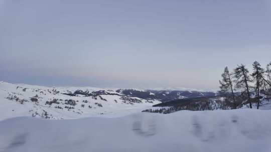 新疆冬季雪山森林铁路风景