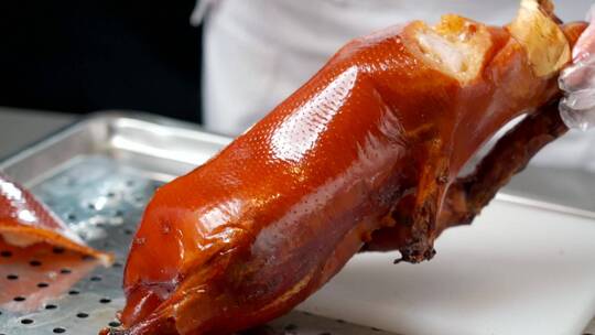 升格实拍美食制作中国美食厨师切一只烤鸭
