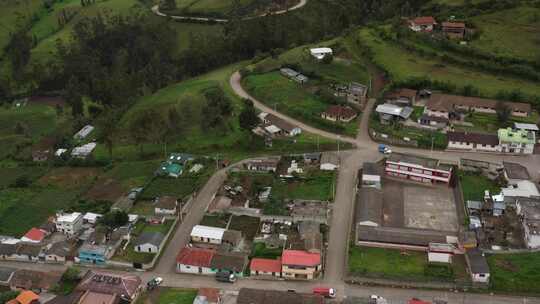 在同一地点盘旋的鸟瞰图显示了安第斯山脉中的一个小村庄
