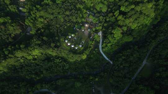 茂密丛林中分布着多个圆顶建筑航拍
