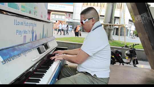 深圳 华强北 地铁站 弹钢琴的路人 音乐