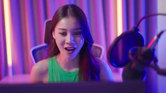 亚洲美丽的电子竞技女玩家在电脑上玩在线视频游戏。