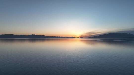 新疆博尔塔拉蒙古自治州赛里木湖朝霞景观