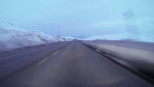 雪山里的高速公路景观视频素材模板下载