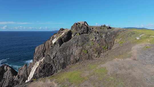 陡峭崎岖的山脉耸立在西班牙加利西亚科鲁尼