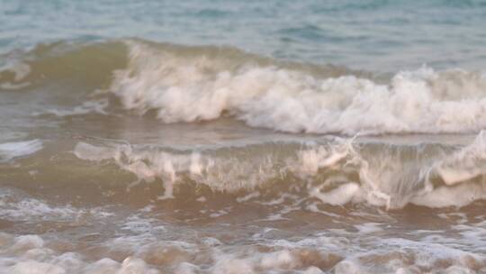 浪花特写海浪海水冲击沙滩浪花泡沫视频素材模板下载