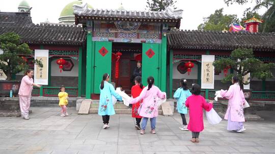中式四合院胡同女人教孩子们表演戏曲
