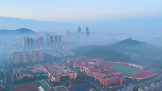航拍晨雾缭绕的枣庄城市