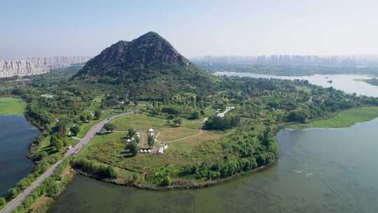 山东济南华山风景区湖面山峰风景