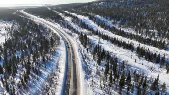 积雪景观中道路的鸟瞰图