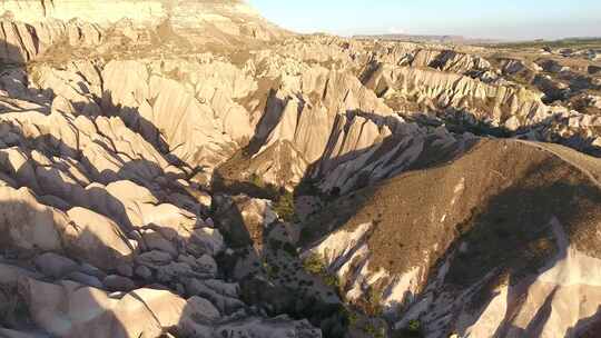 犹他州布莱斯峡谷国家公园的烟囱，仙女烟囱，沉积火山岩层