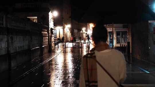 英国夜晚街道一个人漫步视频素材模板下载