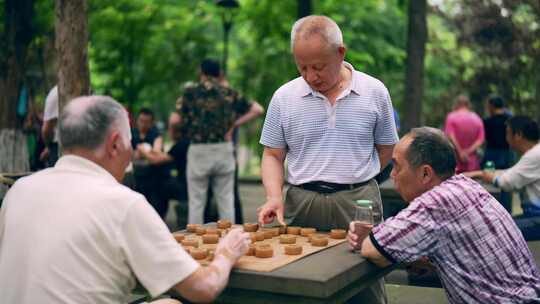 公园老年人下象棋