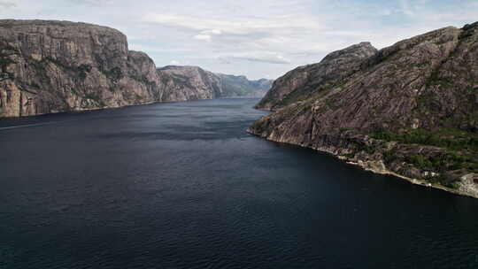 空中拍摄，在挪威Lysefjord的风中