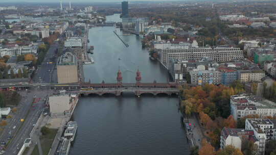 白天，德国柏林施普雷河上的奥伯鲍姆桥，空中多莉卡车向右滑动