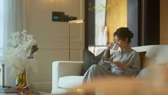美女在家喝咖啡 房地产室内通用素材