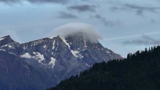 南迦巴瓦峰雨季航拍