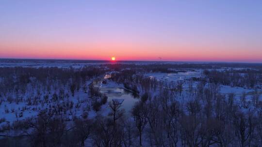 新疆天山夕阳下的林海雪原