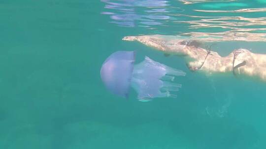 一个年轻美丽的女子在水下慢动作拍摄