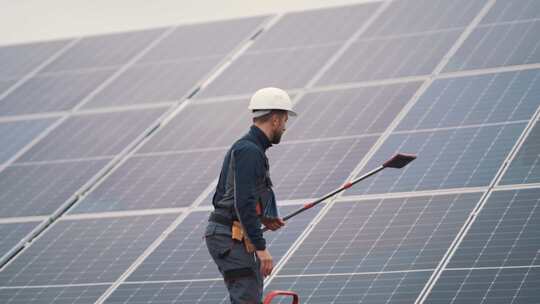 工程师清洗擦太阳能电池板