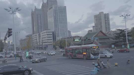 城市延时 烟台南大街 十字路口 交通景象