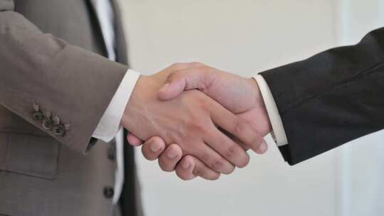 商务人士握手合作场景