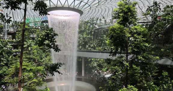 新加坡樟宜机场瀑布与网红小火车