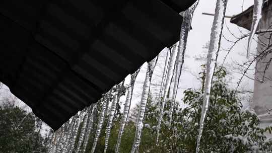 寒潮冬天下雪的村庄