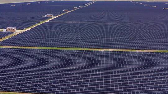 航拍太阳能电池板和太阳能发电场