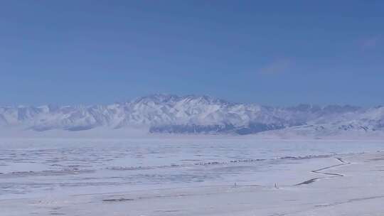 航拍新疆冬季赛里木湖冰封湖面雪山冰湖雪景