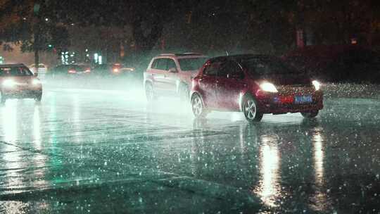雨夜马路上汽车