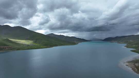 夏季西藏拉萨当雄县羊卓雍措阴天风景航拍