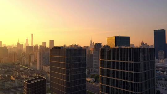 日出时分空无一人的上海静安区城市街道