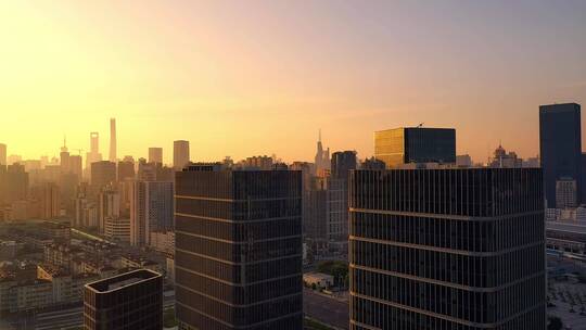 日出时分空无一人的上海静安区城市街道视频素材模板下载