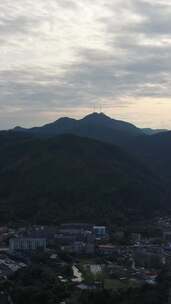 竖版航拍连绵起伏山川乡村