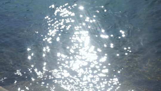 璀璨梦幻的波光粼粼的水面慢镜头