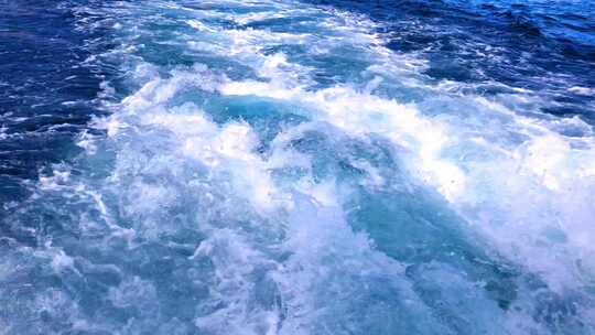 加勒比海翻腾的海水，美丽清澈的海水滚动和冒泡。