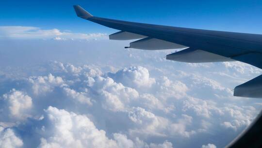 从飞机窗外看天空蓝天白云机翼4k视频素材