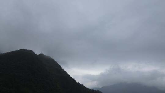 云雾缭绕四川九峰山、巍峨大山