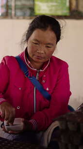 泰国一名年长的亚洲妇女将种子放入小罐子中