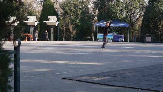 公园内男子锻炼/居民楼夜景公园健身傍晚
