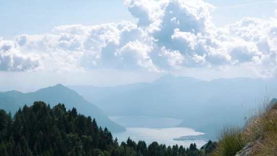 伊势湖山脉中的延时摄影，显示云在山脉和湖水上移动