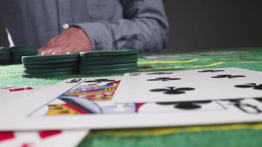 赌客往赌桌上加赌注的特写镜头
