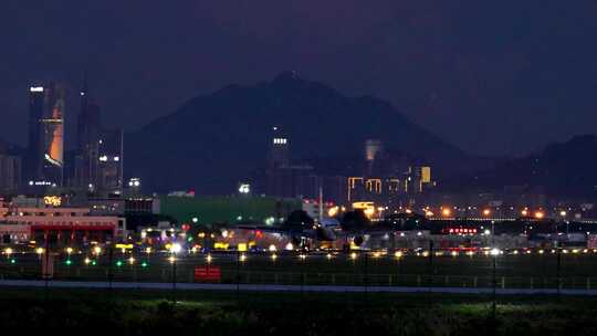 夜晚在深圳机场降落的西藏航空客机