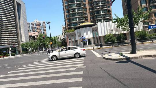 上海封城中的现代阳光街道路况